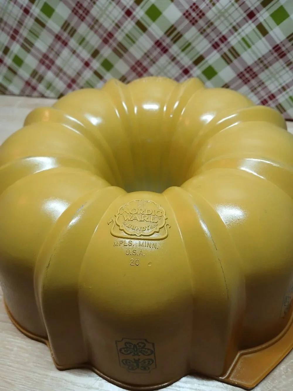 VINTAGE 1970s NORDIC WARE BEST BUNDT FLUTED CAKE PAN YELLOW AND GOLD OMBRE